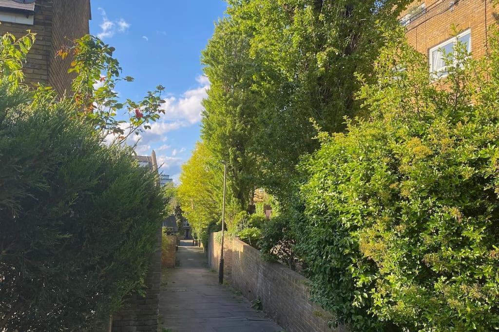Cosy Flat For 4, Family Friendly, Private Parking, Close To Central London Exterior photo