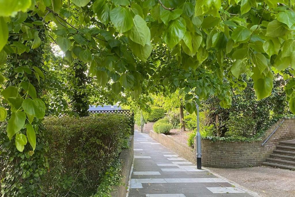 Cosy Flat For 4, Family Friendly, Private Parking, Close To Central London Exterior photo