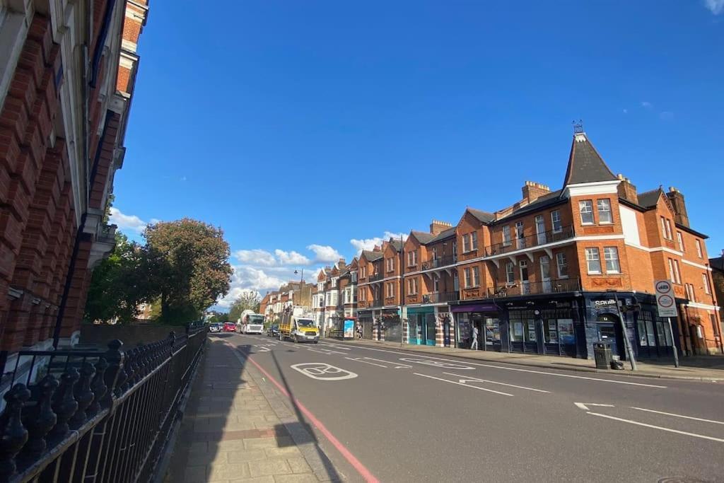 Cosy Flat For 4, Family Friendly, Private Parking, Close To Central London Exterior photo