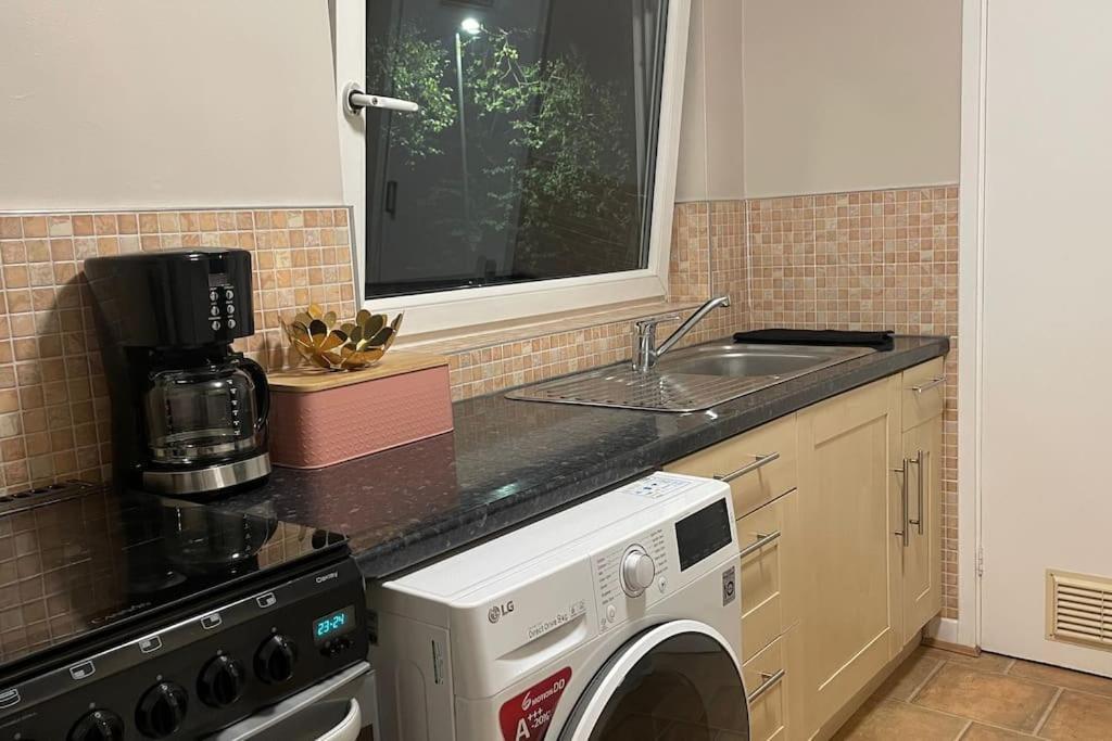 Cosy Flat For 4, Family Friendly, Private Parking, Close To Central London Exterior photo
