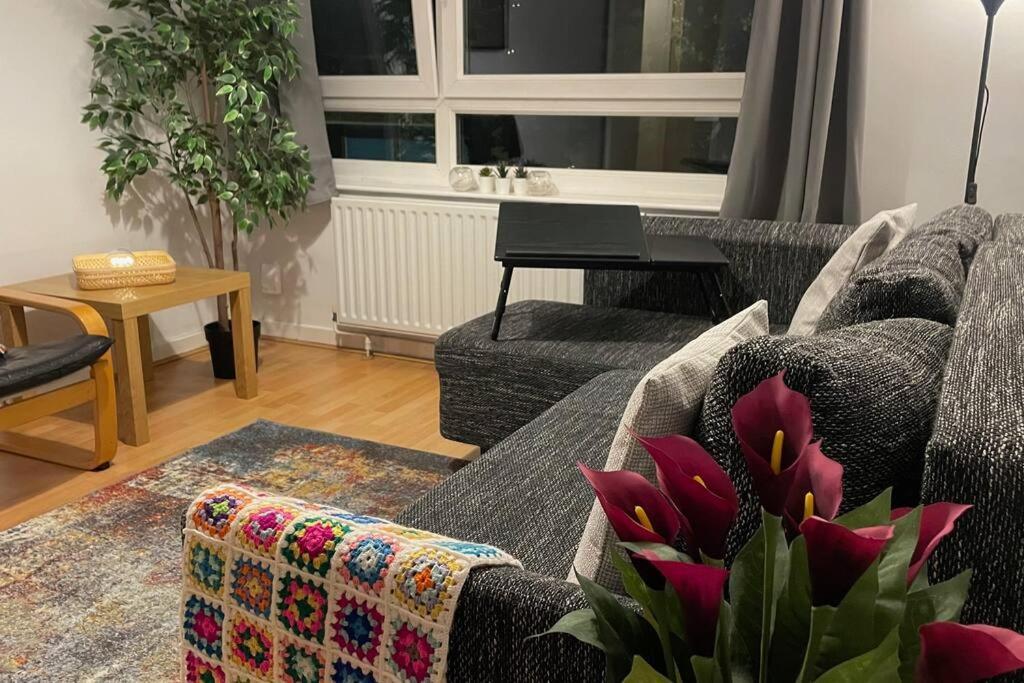 Cosy Flat For 4, Family Friendly, Private Parking, Close To Central London Exterior photo