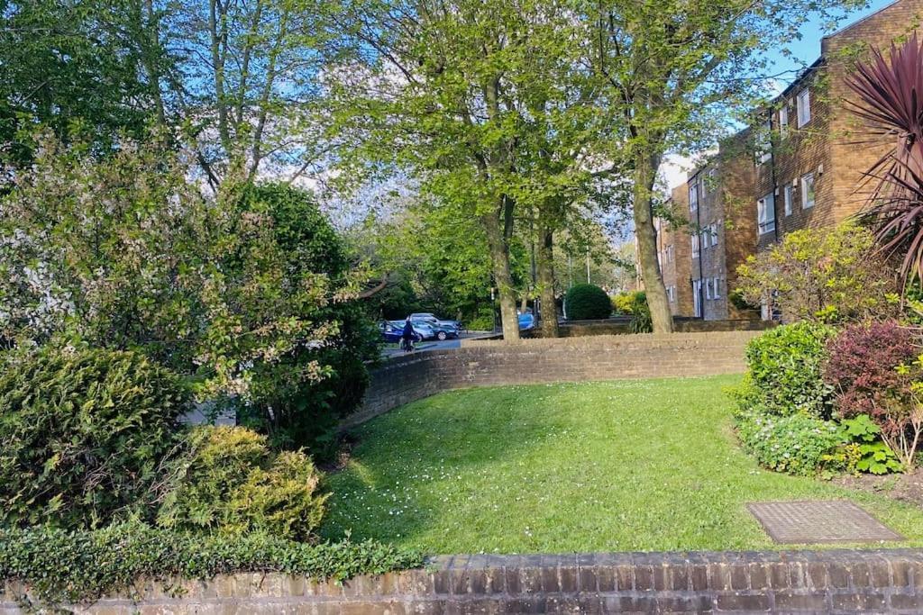 Cosy Flat For 4, Family Friendly, Private Parking, Close To Central London Exterior photo